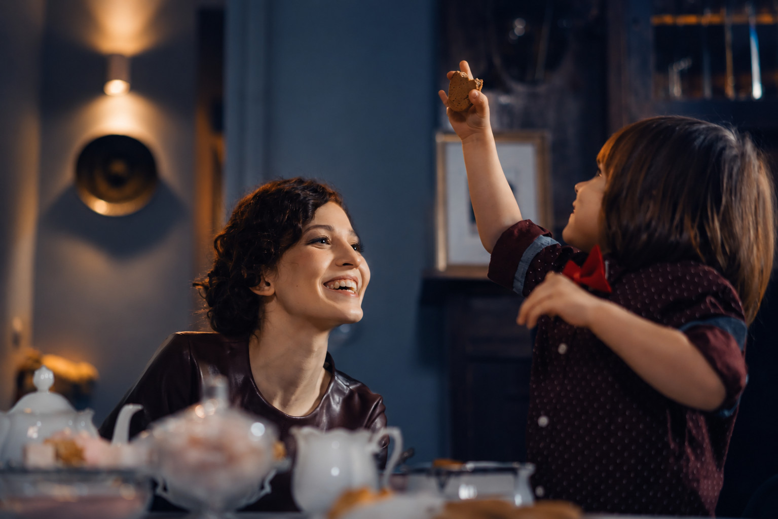 Assistante maternelle accompagnant un enfant